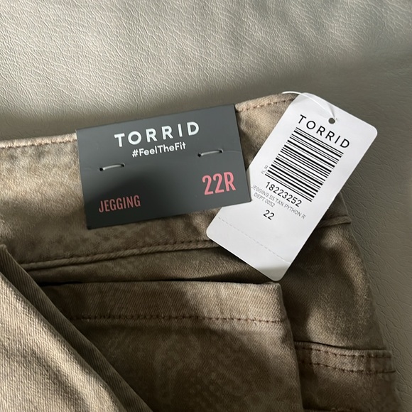 torrid sz 22 plus snake print jegging - Picture 5 of 7